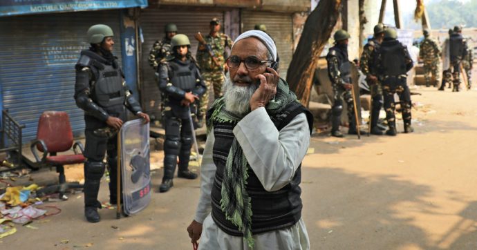 India, “bande armate” hindu attaccano musulmani per le proteste contro la legge sulla cittadinanza: 20 morti e quasi 200 feriti
