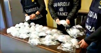 Coronavirus, mascherine messe in vendita a 5000 euro. La Finanza di Torino denuncia 20 persone per frode: perquisizioni in 5 regioni