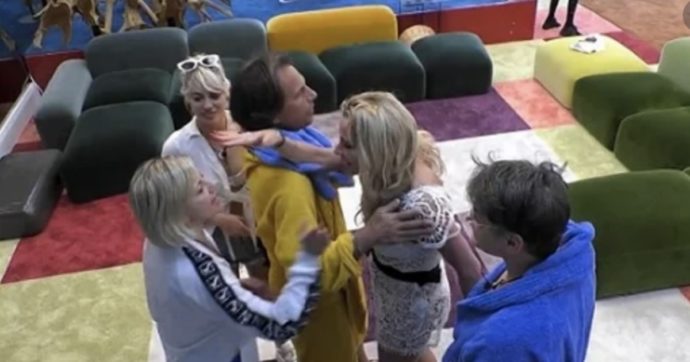 Grande Fratello Vip, ‘rissa’ tra Antonella Elia e Valeria Marini. “Hai rotto i cog*****”, “mi ha messo le mani addoso” Grande Fratello Vip, ‘rissa’ tra Antonella Elia e Valeria Marini. “Hai rotto i cog*****”, “mi ha messo le mani addoso”