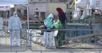 Copertina di Migranti, la Sea Watch attracca al porto di Messina: sbarcano le 194 persone a bordo. Andranno in quarantena anche se senza sintomi