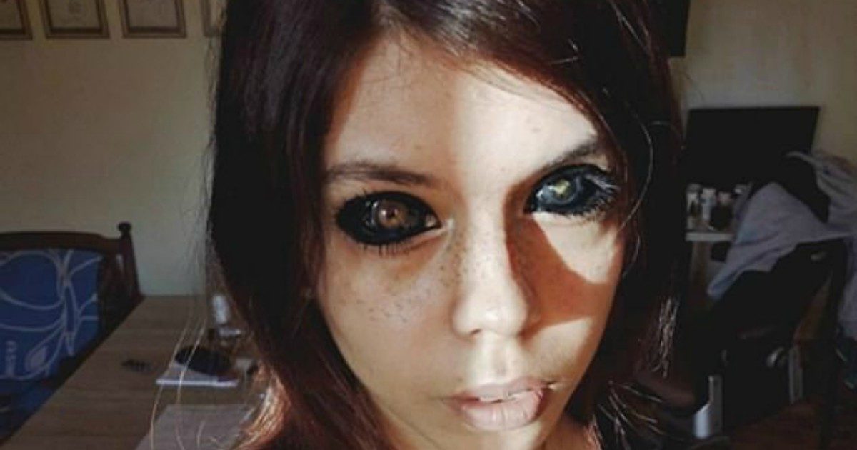 Chiede a un tatuatore di dipingerle gli occhi per imitare un rapper: ragazza di 25 anni perde la vista