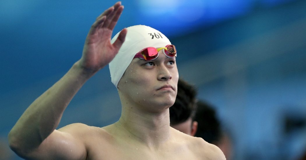 Nuoto, il Tas squalifica l’atleta cinese Sun Yang per otto anni: aveva fatto distruggere le provette di sangue in un controllo a sorpresa