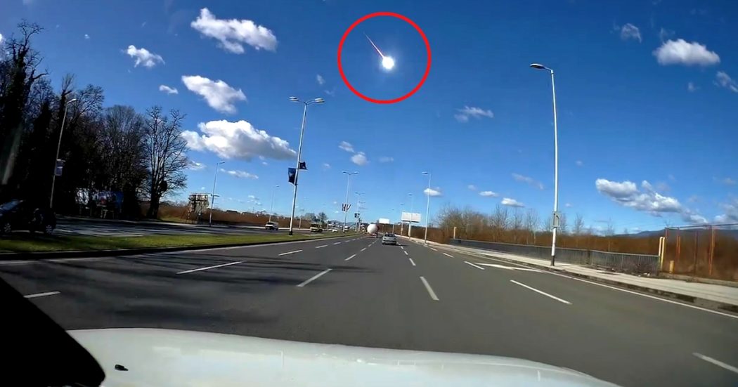 Scie luminose dal Friuli all’Umbria, nel cielo italiano esplode piccolo meteorite: le immagini