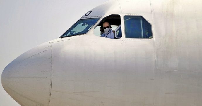 “Hostess e piloti indossino il pannolone in volo”: il sospetto sull’alto rischio di contagio da Covid nei bagni degli aerei
