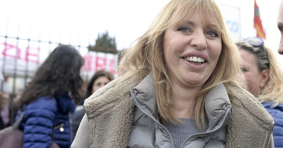 Alessandra Mussolini piange parlando del padre. Poi racconta dell’esperienza in tv con Baudo: “Mi trattava con sufficienza”