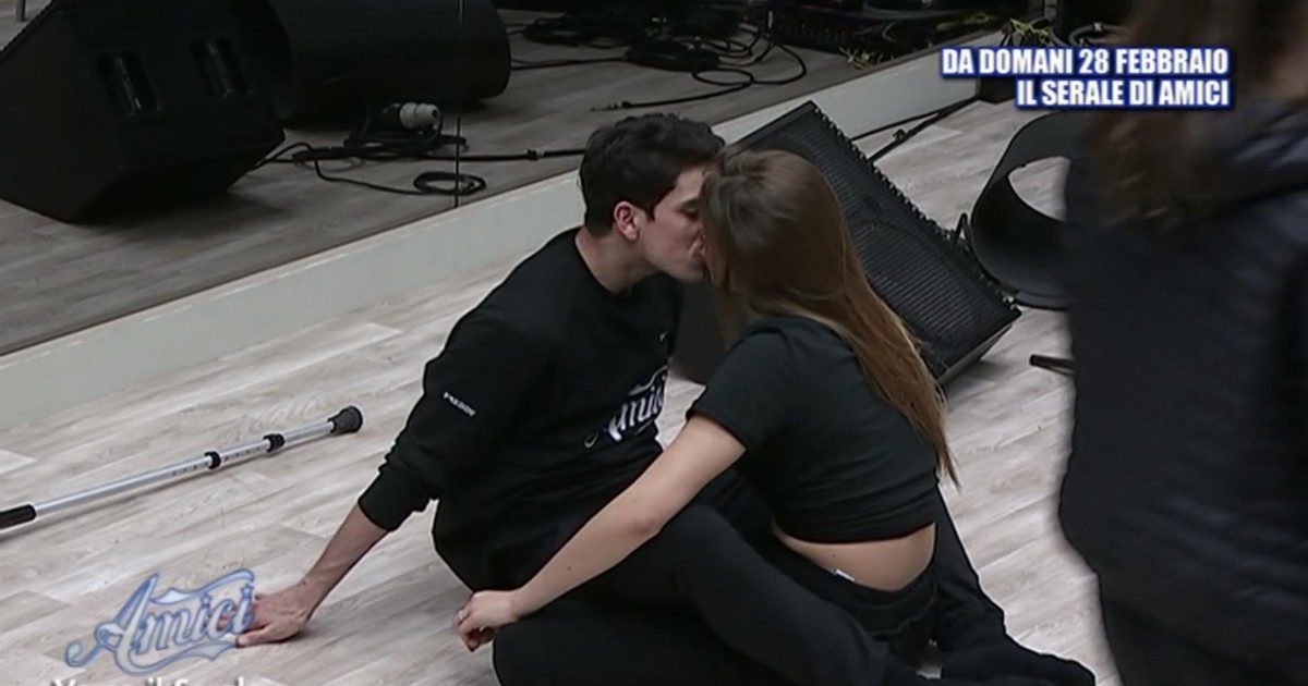 Amici 19, prima del serale si accende la soap opera: Javier bacia Talisa ma è mistero, lui è fidanzato? Ecco qual è la verità