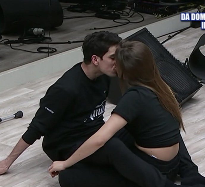 Amici 19, prima del serale si accende la soap opera: Javier bacia Talisa ma è mistero, lui è fidanzato? Ecco qual è la verità