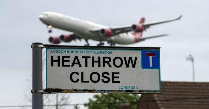 Londra, gli ambientalisti vincono contro il governo: niente terza pista all’aeroporto di Heathrow