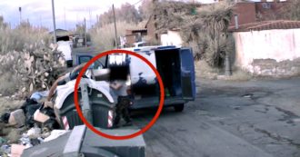 Copertina di Roma, Raggi pubblica videoraccolta degli “zozzoni”: “Grazie a fototrappole sui rifiuti fatte 2400 sanzioni, per 300mila euro”