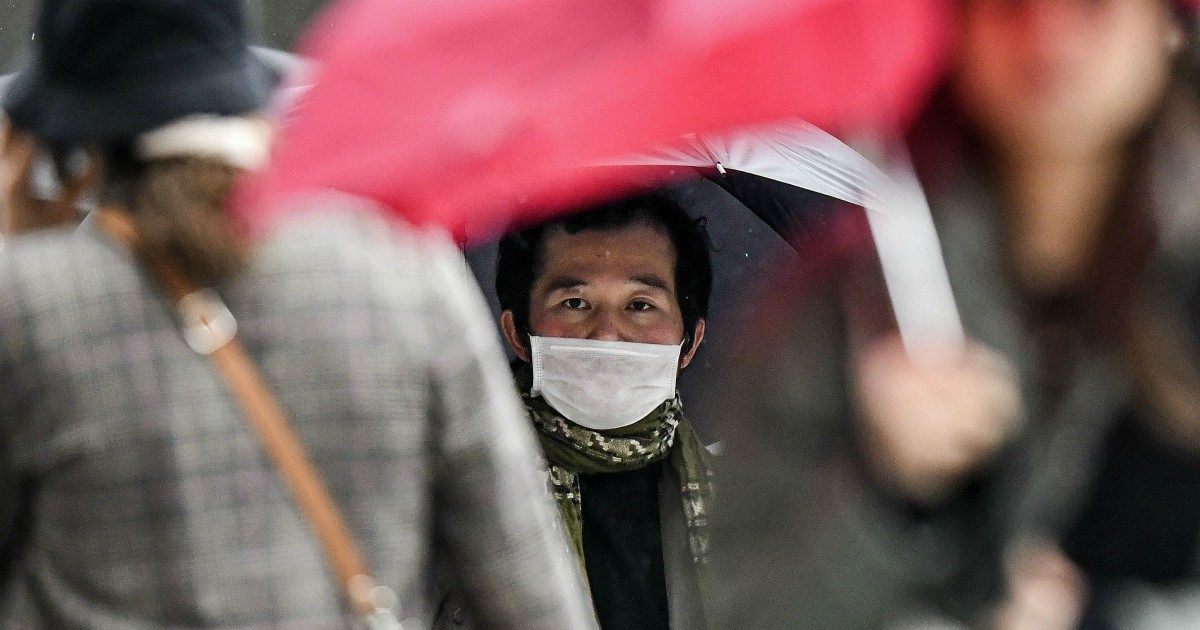 Coronavirus, gli Usa registrano la prima vittima. Parigi annulla la mezza maratona. In Russia tre studentesse italiane bloccate