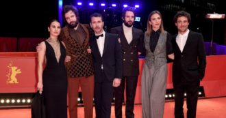 Copertina di Berlinale, Elio Germano: “La tentazione di compiacere gli altri non ci rende liberi”. E i gemelli D’Innocenzo: “Essere se stessi, a ogni costo”