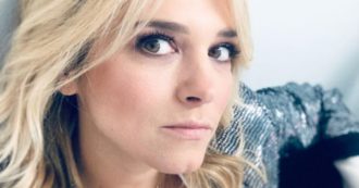 Copertina di Francesca Barra e il post Covid: “Cambiamento di voce, come se mi strozzassi negli altri. Anche alcuni cantanti me l’hanno confermato”