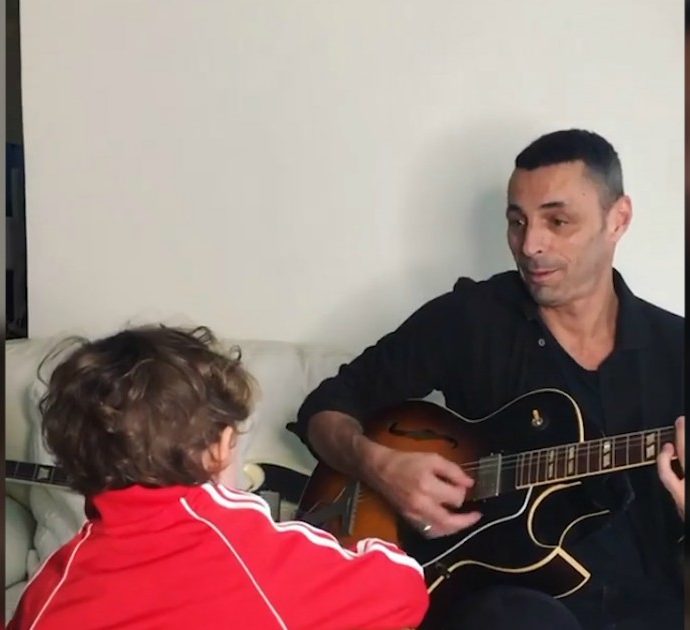 Alex Britti fa una lezione di chitarra al figlio di due anni: suonano insieme “Baby Shark”