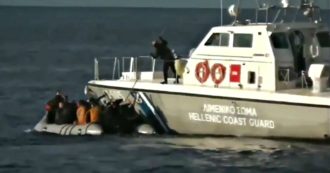 Copertina di Grecia, Guardia costiera respinge gommone di migranti con bastoni e colpi di avvertimento: il video diffuso dalle autorità turche