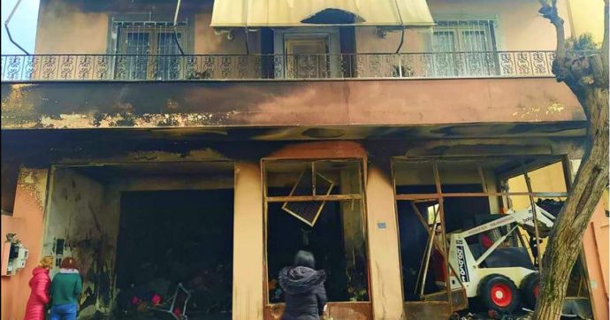 Migranti, un magazzino delle ong a fuoco e sassi contro i giornalisti. Msf chiude la clinica pediatrica a Lesbo per “motivi di sicurezza”