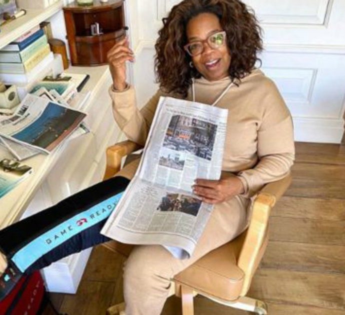 Oprah Winfrey, brutta caduta sul palco: “Ho scelto le scarpe sbagliate”