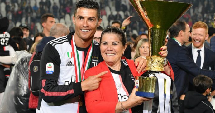 Cristiano Ronaldo, la madre Dolores ricoverata in terapia intensiva: ha avuto un ictus