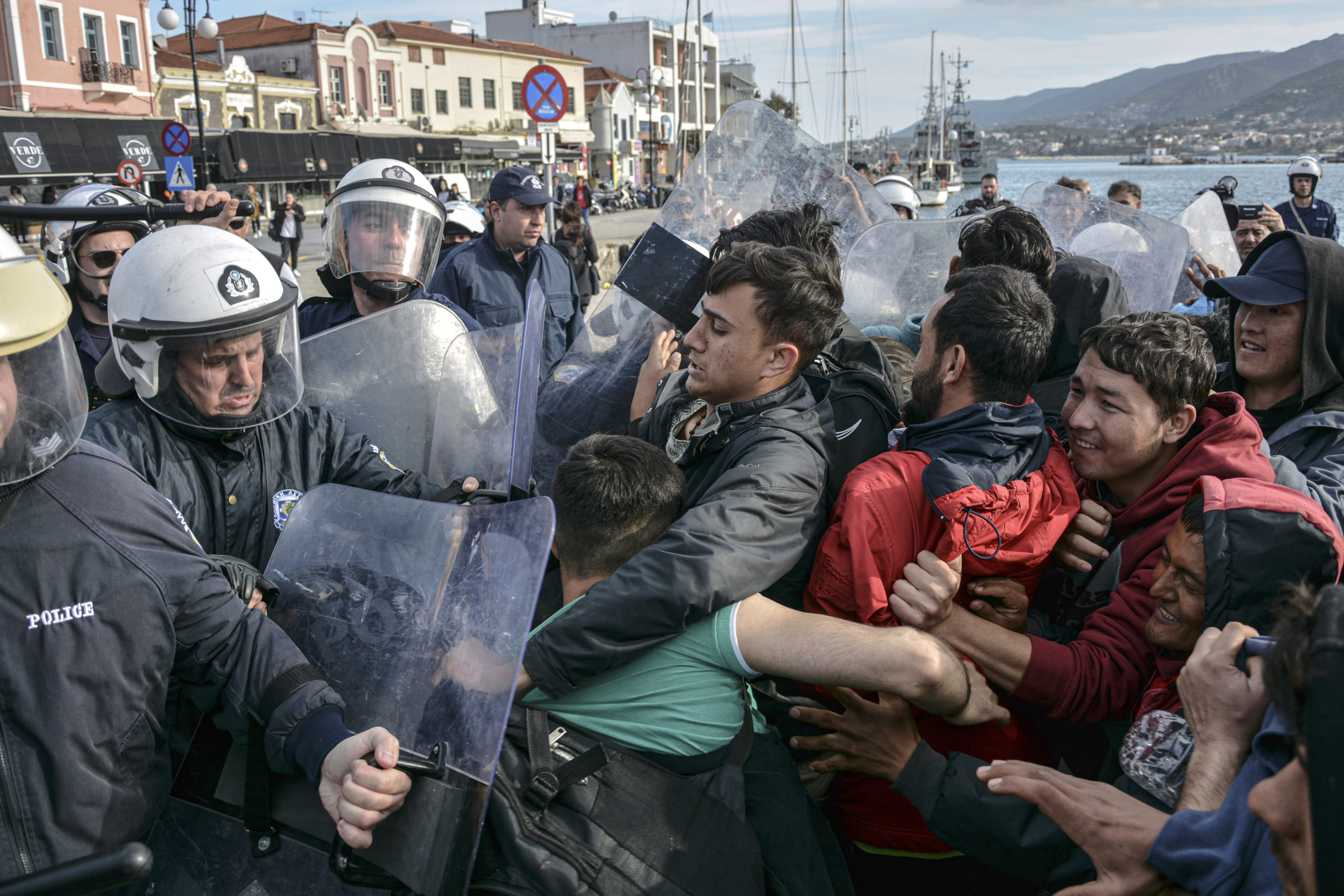 Эмигранты из европы в россию. Мигранты в Европе. Миграционный кризис. Гастарбайтеры в Европе. Мигранты в Турции.