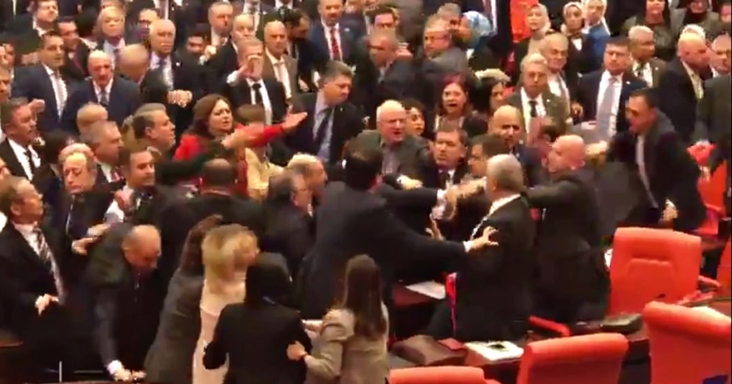 Turchia, botte da orbi in Parlamento: pugni e calci tra decine di deputati del partito di Erdogan e di quello repubblicano