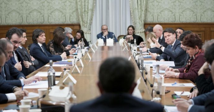 Il governo farà due decreti Salvini fa muro (per ora)