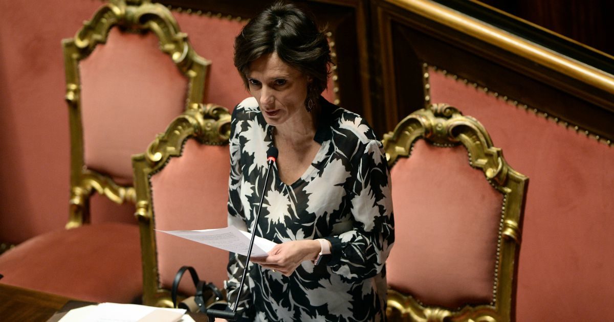 Coronavirus, governo valuta aiuti alle famiglie dopo chiusura scuole. Bonetti: “Ipotesi voucher baby-sitter e congedi per i genitori”