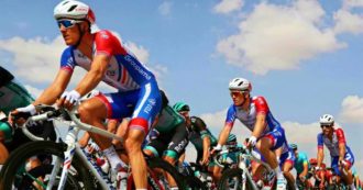Copertina di Coronavirus, 8 contagiati durante il tour di ciclismo degli Emirati Arabi: anche 2 italiani. Corsa sospesa, quattro squadre in quarantena