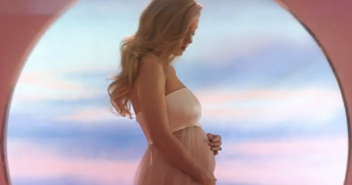 Katy Perry con il pancione nel nuovo video: “Io e Orlando Bloom aspettiamo un bebè”