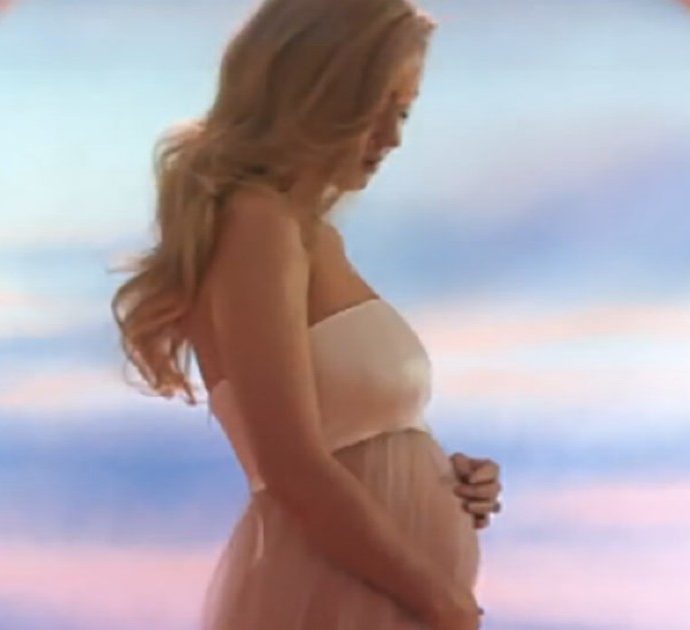Katy Perry con il pancione nel nuovo video: “Io e Orlando Bloom aspettiamo un bebè”