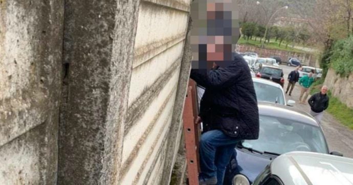 Domeniche bestiali – Il calciatore espulso non si rassegna. E il tifoso per vedere la partita scala lo stadio