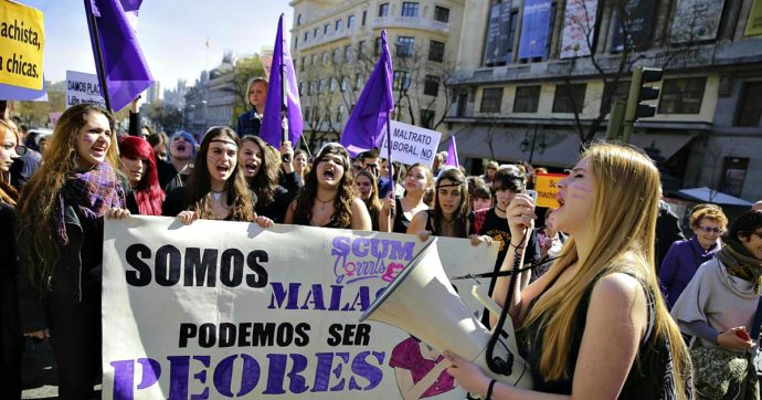 Spagna, il governo di sinistra cambia la legge sulla violenza sessuale: “Solo un sì è un sì. Il consenso c’è solo se è esplicito”