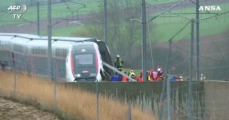 Copertina di Francia, deraglia treno ad alta velocità lungo la tratta Strasburgo-Parigi: venti feriti, uno grave. Le immagini dal luogo dell’incidente