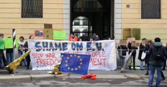 Copertina di Violenze sui migranti in Grecia, la protesta davanti alla sede commissione Ue a Milano: ‘Crimini della polizia greca, Europa complice'”