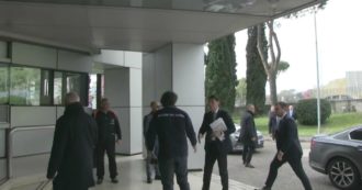 Coronavirus, Conte e le regole igienico-sanitarie: sta per stringere la mano a un dirigente della Protezione civile, poi si corregge