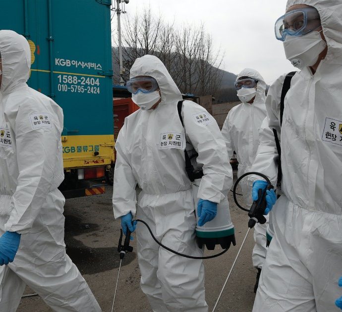 Coronavirus, gli sms della Corea del Sud per ‘seguire’ i contagiati. Accuse di adulterio e prostituzione