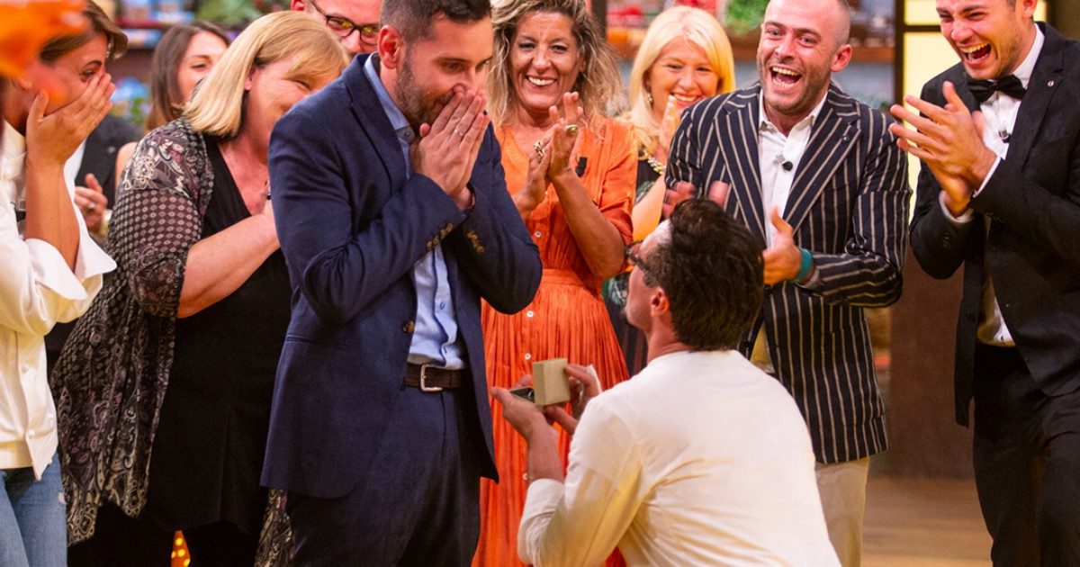 MasterChef Italia, Antonio Lorenzon vince e a sorpresa si inginocchia davanti al compagno: “Mi vuoi sposare?”