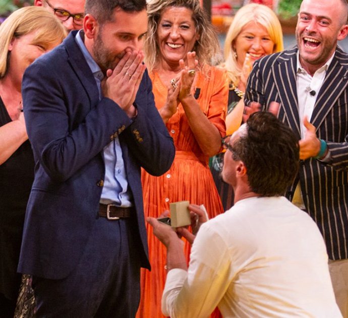 MasterChef Italia, Antonio Lorenzon vince e a sorpresa si inginocchia davanti al compagno: “Mi vuoi sposare?”