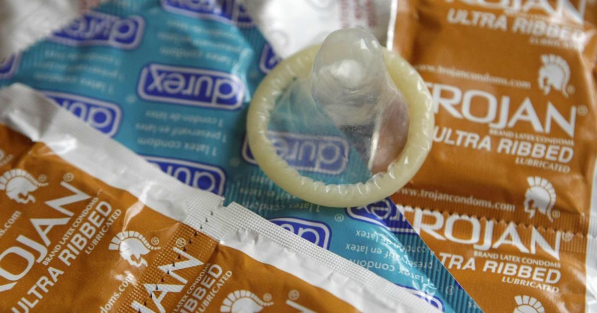 Quarantacinque donne ricevono una lettera con dentro un preservativo usato: “Tra le righe scritte a mano dettagli espliciti e sgradevoli”