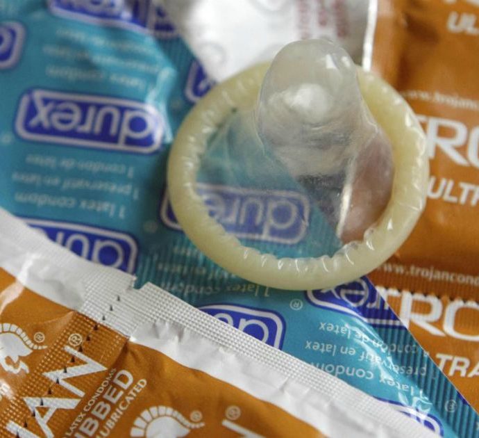 Quarantacinque donne ricevono una lettera con dentro un preservativo usato: “Tra le righe scritte a mano dettagli espliciti e sgradevoli”