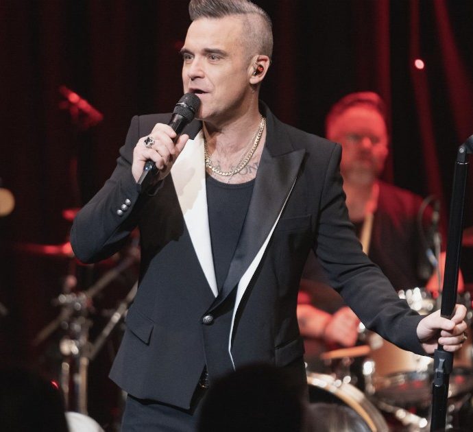 Robbie Williams, il “no”ai Queen per sostituire Freddie Mercury? Dettato dalla consapevolezza ma anche dai soldi