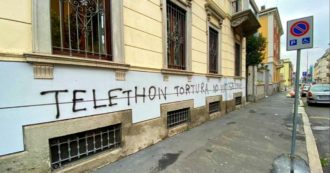 Copertina di “Telethon tortura, no vivisezione”, scritta spray sulla sede della Fondazione: “Un attacco diretto alla ricerca scientifica”