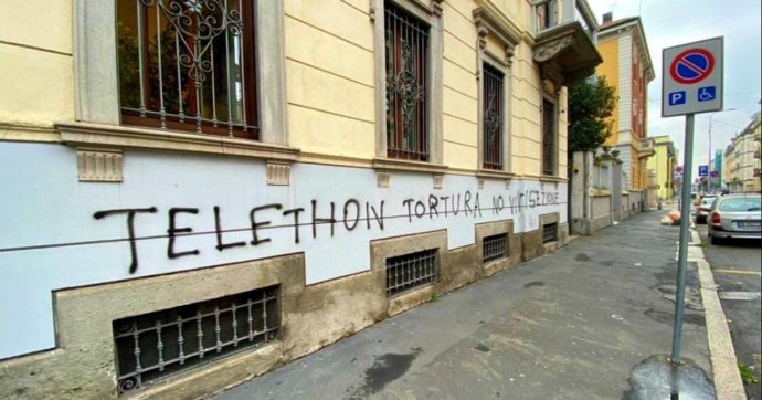 “Telethon tortura, no vivisezione”, scritta spray sulla sede della Fondazione: “Un attacco diretto alla ricerca scientifica”