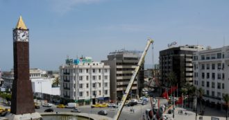 Copertina di Tunisi, due attentatori si fanno esplodere davanti all’ambasciata statunitense: 1 agente morto e 5 feriti