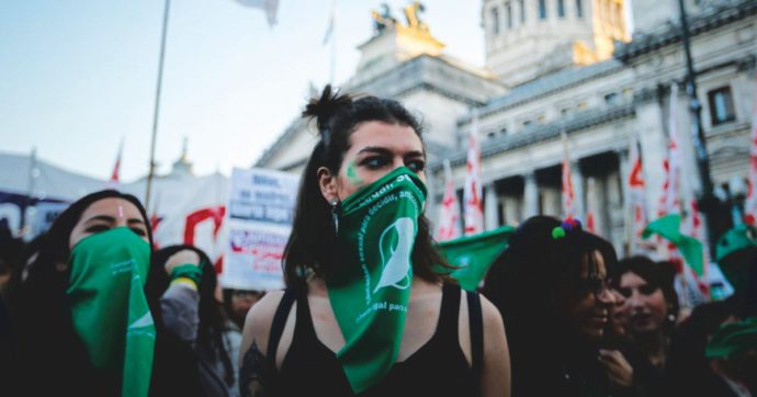 Aborto, il governo annacqua la legge dei “fazzoletti verdi”