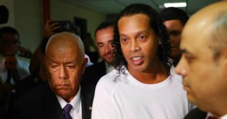 Copertina di Ronaldinho, nuovo arresto per il calciatore brasiliano. “È accusato anche di riciclaggio”