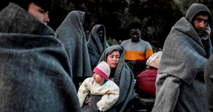 Parrucche e droni. Così la Turchia spinge i profughi