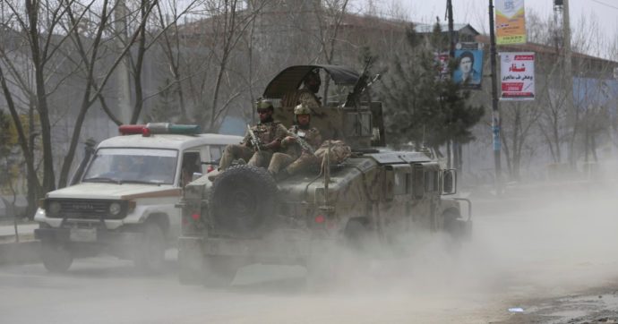 Pace modello Afghanistan. I talebani e l’Isis sparano, gli americani bombardano