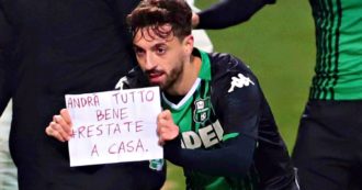 Copertina di Sassuolo-Brescia 3-0, Caputo segna e mostra il messaggio: “Andrà tutto bene, restate a casa”