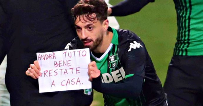 Sassuolo-Brescia 3-0, Caputo segna e mostra il messaggio: “Andrà tutto bene, restate a casa”