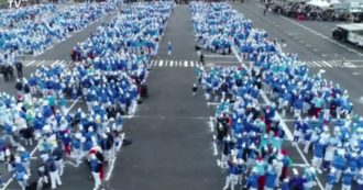 Coronavirus, in Francia 3500 persone travestite da Puffi riunite nonostante l’epidemia – VIDEO 