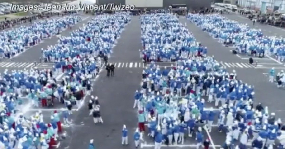 Coronavirus, 3500 persone vestite da Puffi al grido di: “Pufferemo il virus”. Sui social critiche furibonde
